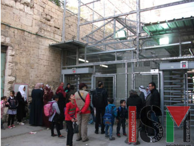 De nouveaux checkpoints, de nouvelles structures de contrôle et de nouvelles plaques dans les rues du centre historique d’Al-Khalil/Hébron